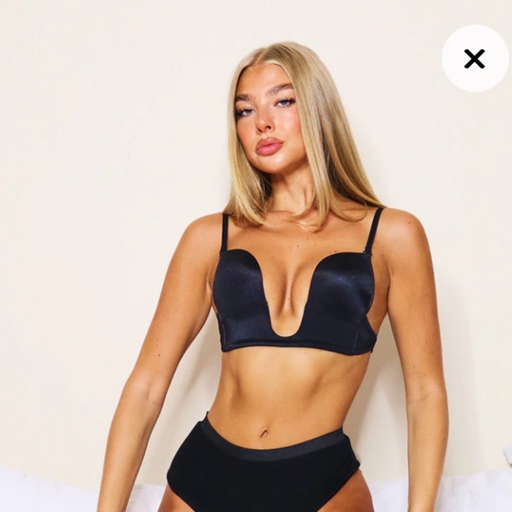 NWOT PrettyLittleThing Black Strappy Plunge Bra. Size Medium